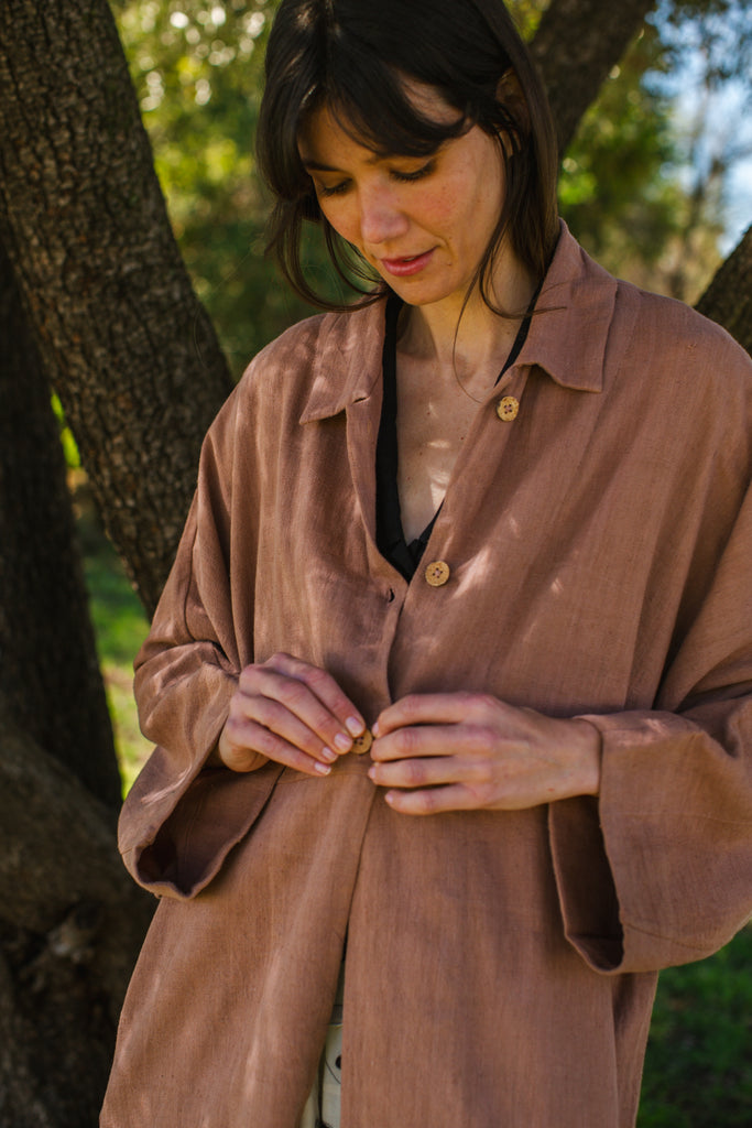 Introducing the Brown Duster jacket, a versatile essential crafted from organic cotton. Designed with a sleek straight collar and adorned with charming coconut buttons, this jacket exudes charm & sophistication. With its straight hem and relaxed fit, it offers both comfort and effortless elegance for any occasion.