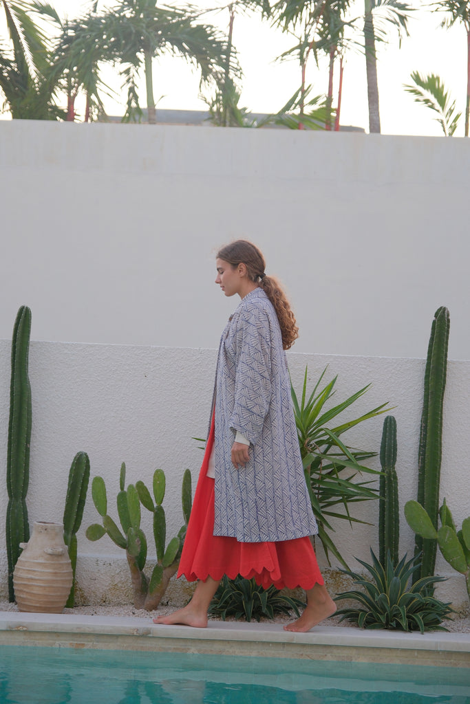 Presenting the Boatman’s Jacket, a stylish collaboration between Audrey E Leary and World of Crow featuring an indigo block print on handwoven cotton. This updated duster jacket has a straight collar, relaxed fit, and straight hem, crafted from midweight fabric for a comfortable, true-to-size fit.