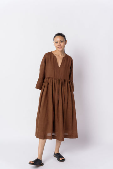 Cocoa brown gathered dress, sustainable fashion brands, sustainable fashion companies, organic women's shirts, 100 organic cotton, 100 percent cotton women's clothing, organic cotton clothes online shop, cotton on clothing for women, cotton on women's, minimalist style women, minimalist wardrobe black