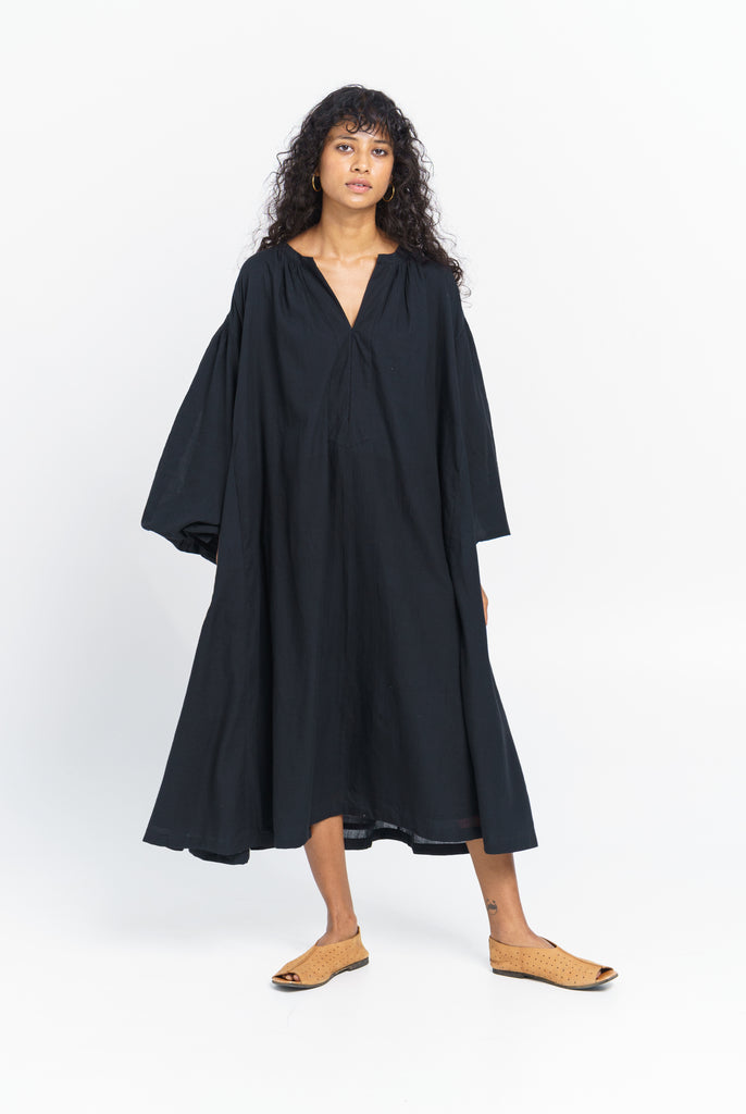 Free flowing relaxed midi dress, ethical and sustainable clothing, ethical clothing brands, organic cotton retailers, organic cotton shop, cotton clothing company, natural cotton clothing, India women's clothing, India women's clothing stores, create a minimalist closet, dark minimalist fashion